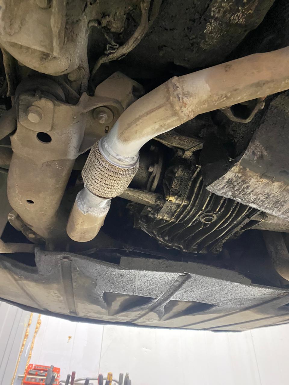 Недорогой ремонт и замена гофр глушителей Audi 100